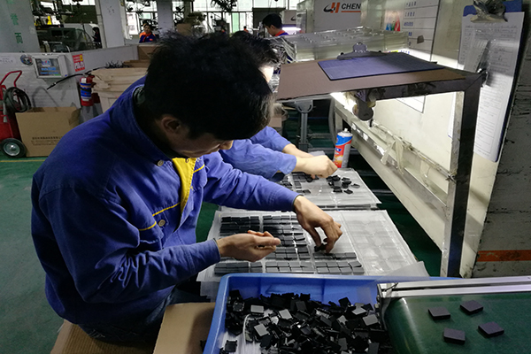 選擇藍(lán)牙耳機(jī)模具廠——開模前您需要了解這個！